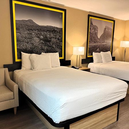 Super 8 By Wyndham Corpus Christi Airport Hotel ภายนอก รูปภาพ