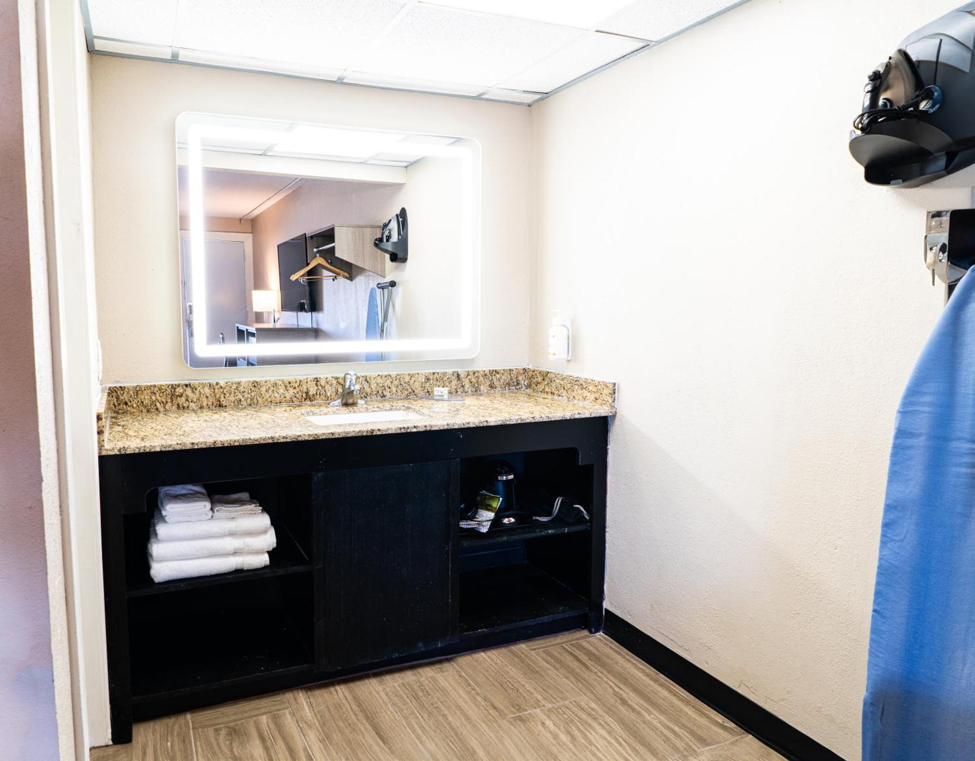 Super 8 By Wyndham Corpus Christi Airport Hotel ภายนอก รูปภาพ