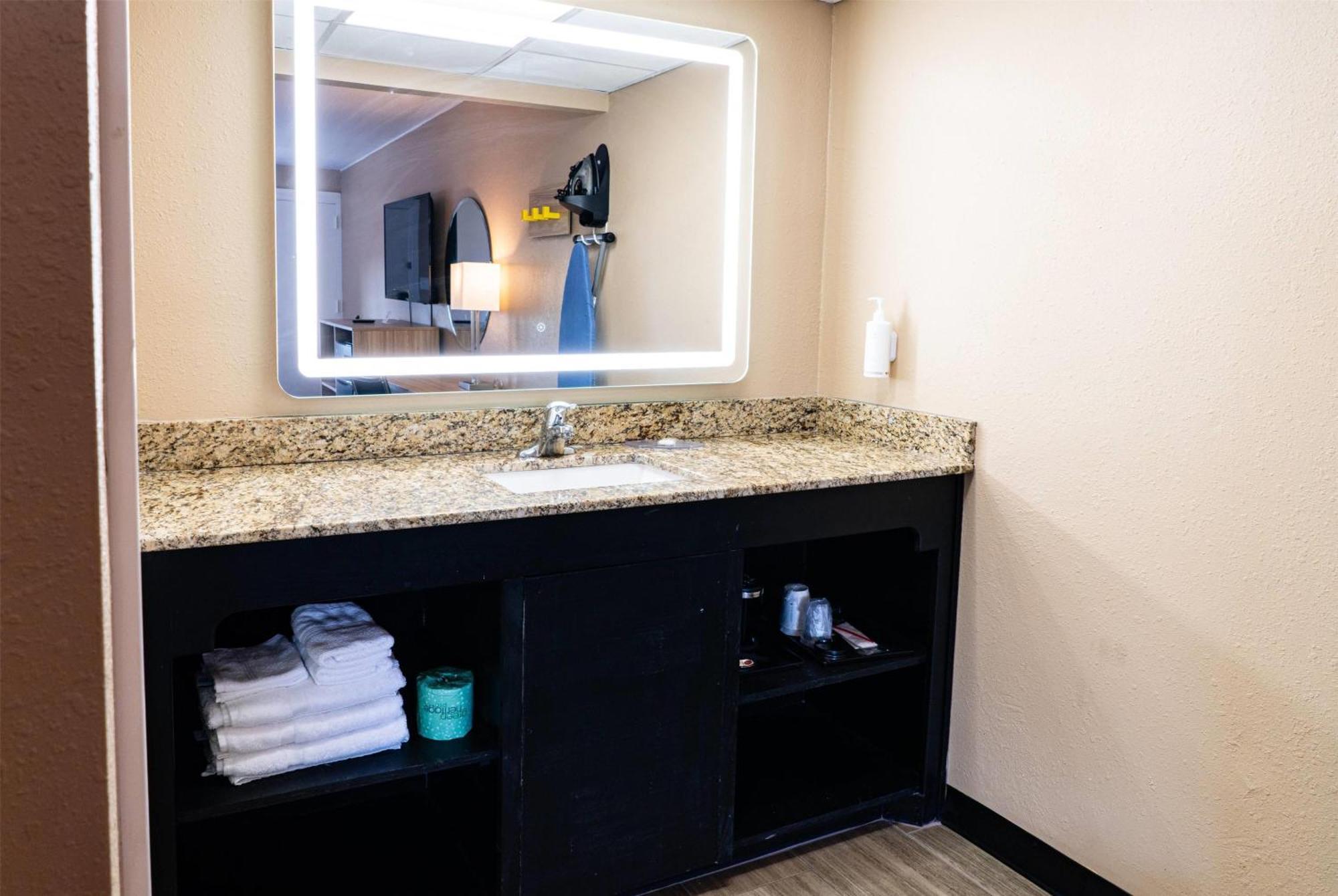 Super 8 By Wyndham Corpus Christi Airport Hotel ภายนอก รูปภาพ